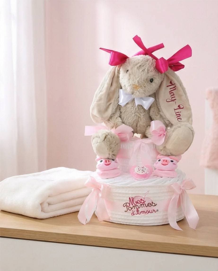 Gâteau de couches fille lapin peluche personnalisé - Mes Pommes D'Amour Cadeaux naissance