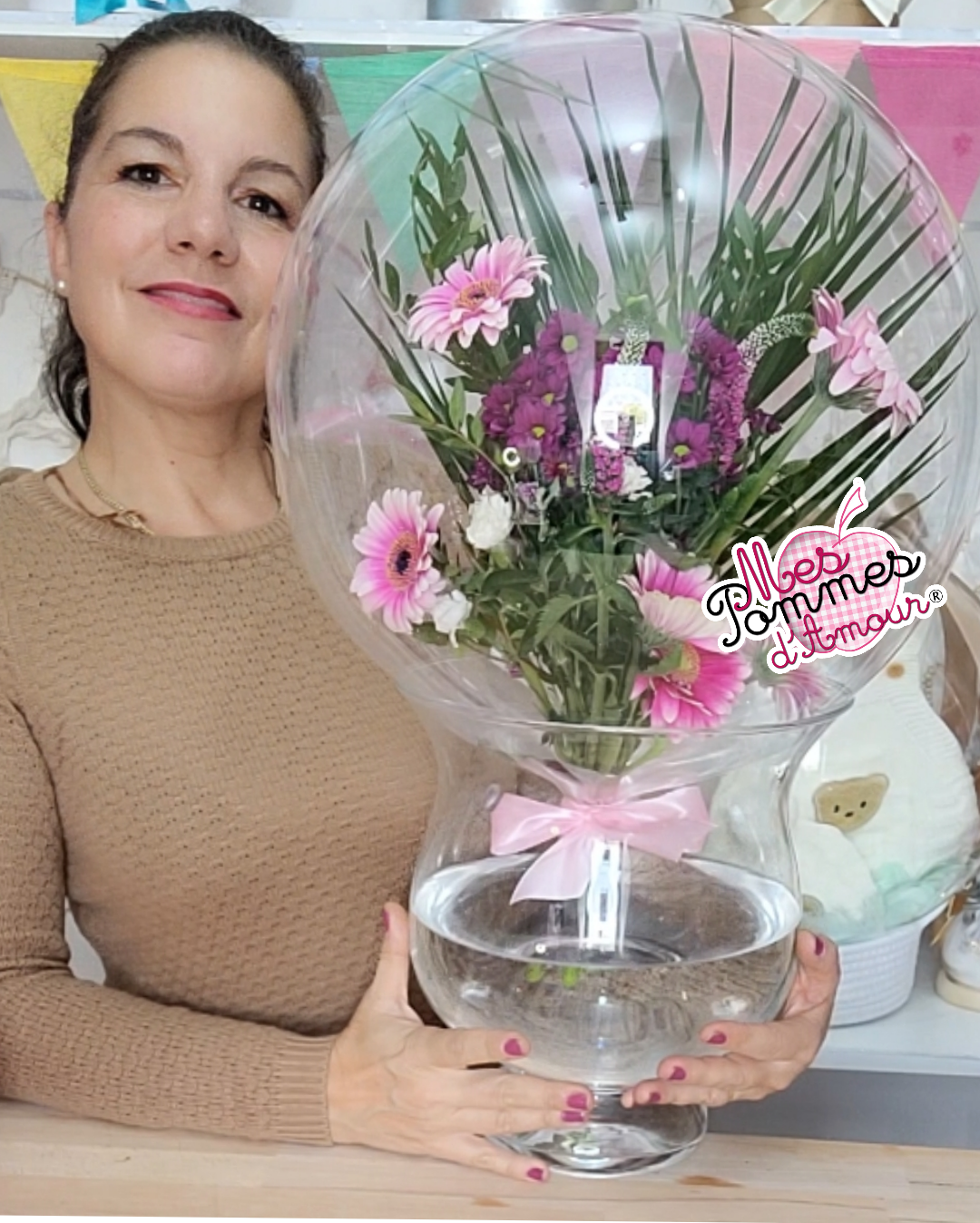 Comment mettre un bouquet de fleurs dans un ballon bulle ? Formation disponible en direct sur WhatsApp