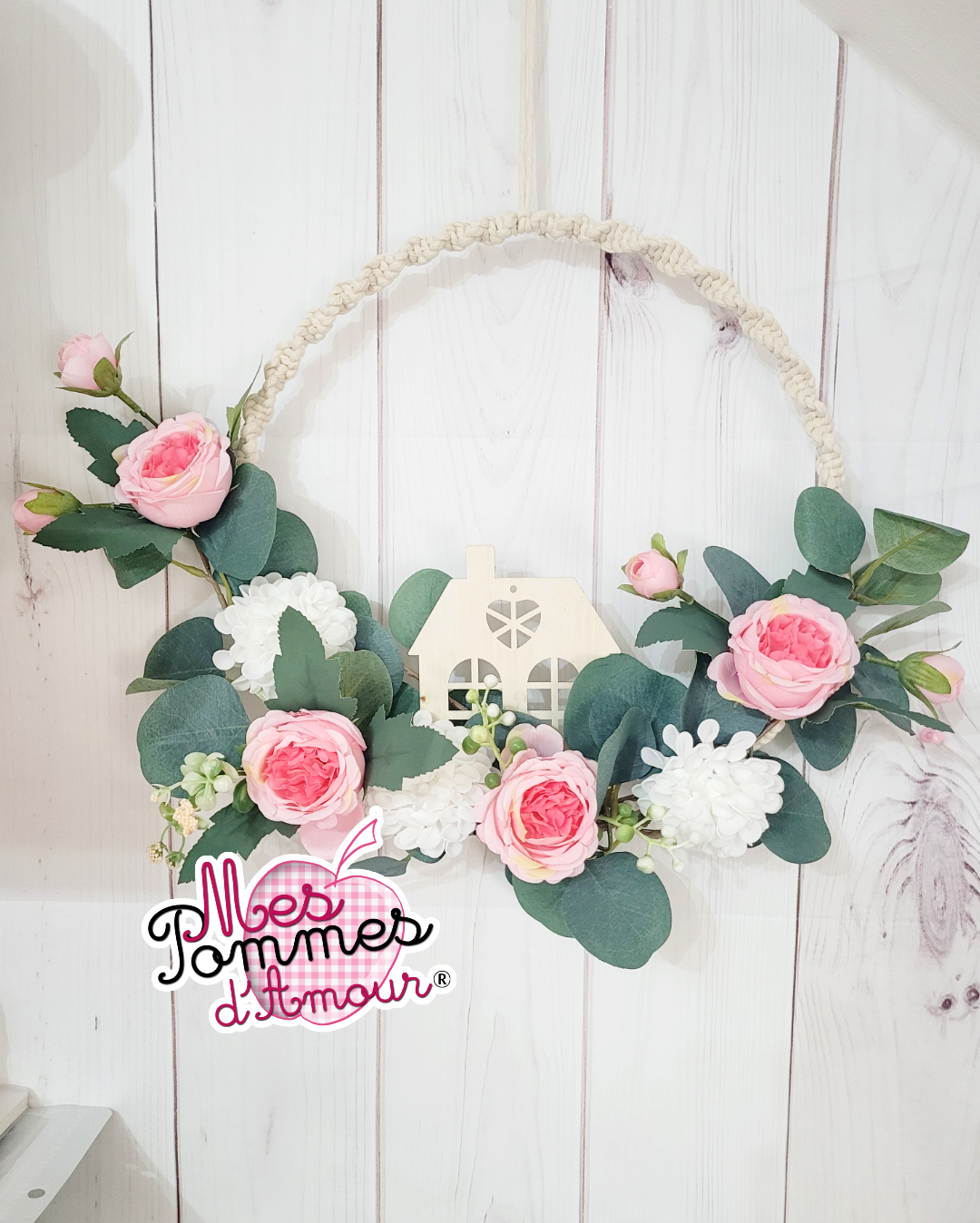 Décoration murale en macramé et fleurs