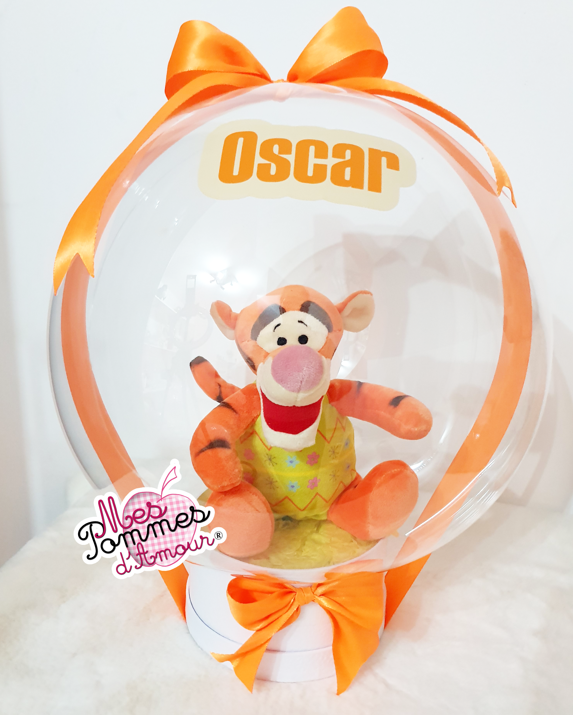 Bobo ballon bulle cadeau personnalisable pour bébé enfant et adulte modèle peluche Tigrou ruban orange panier blanc