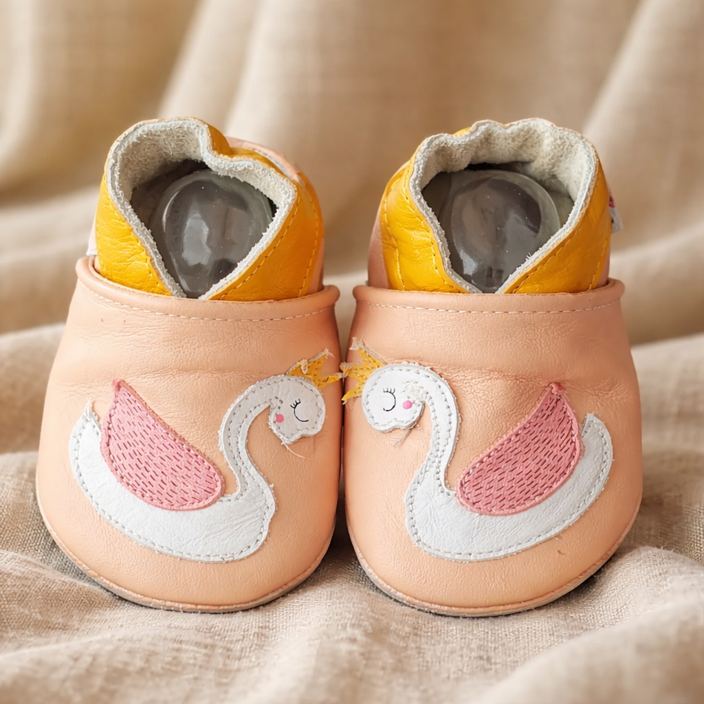 Chaussons cuir pour fille Cygne - Élégance et confort pour les petites pieds - Mes Pommes D'Amour Cadeaux naissance